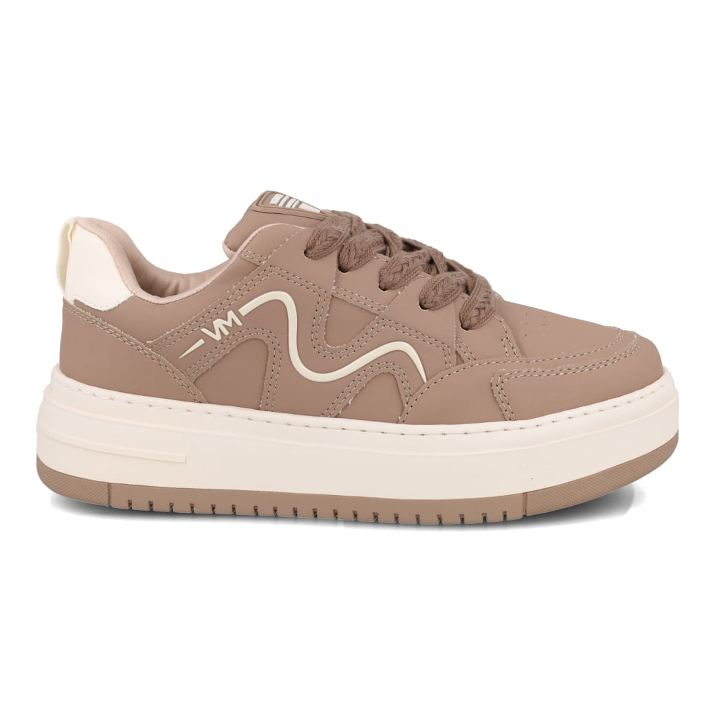 Tênis casual feminino Via Marte nobuck marrom claro com solado branco e fechamento por cadarço